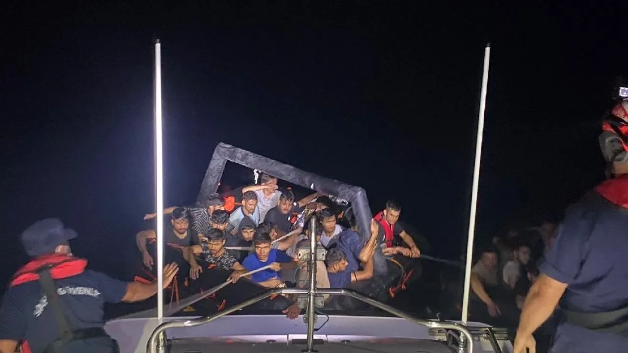 İzmir açıklarında 150 düzensiz göçmen yakalandı