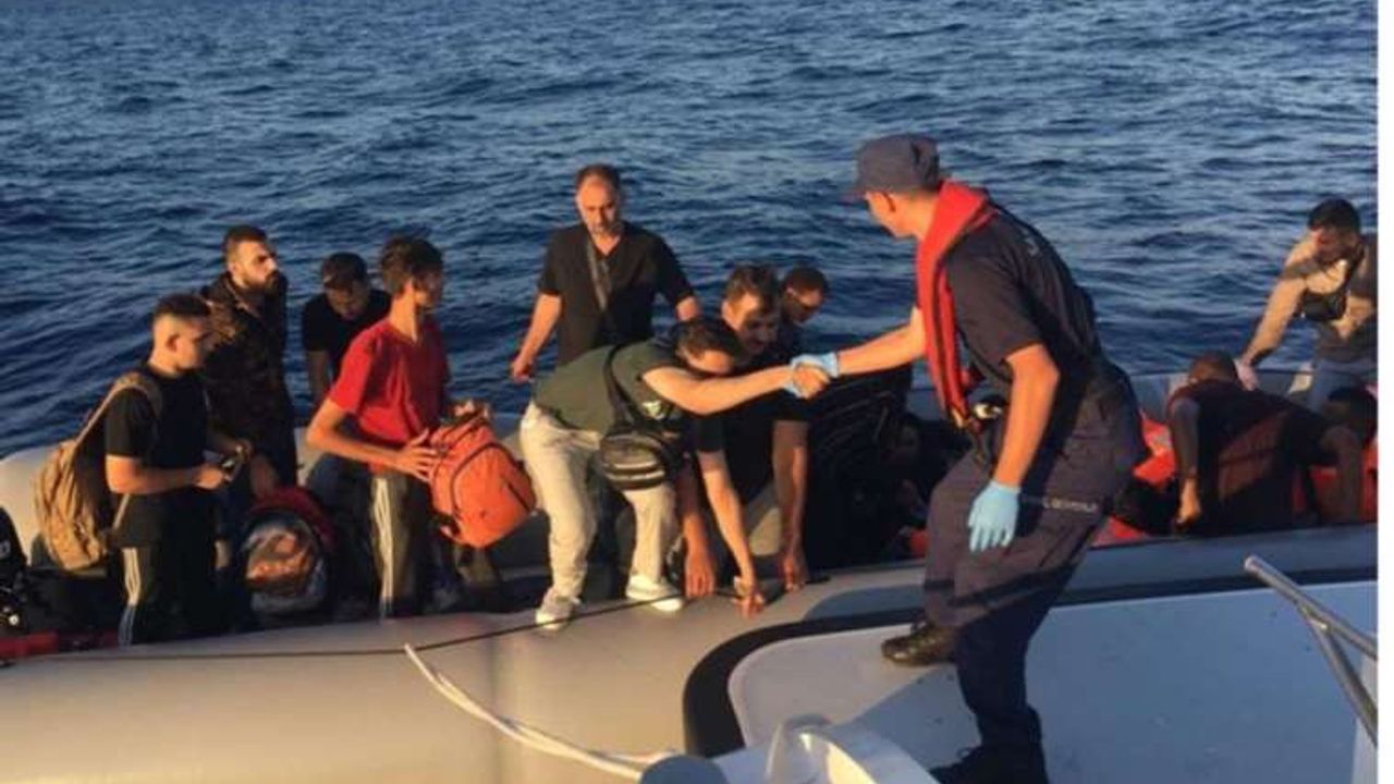 Kuşadası açıklarında 25 düzensiz göçmen yakalandı