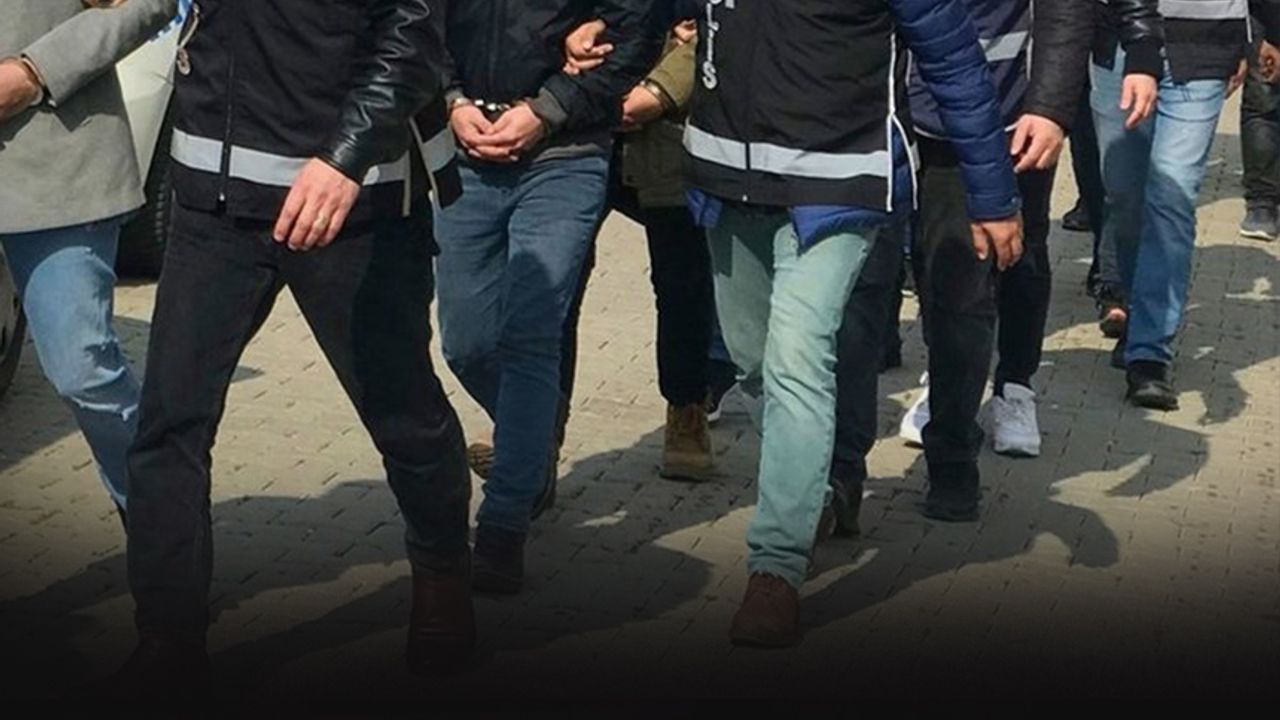 İzmir merkezli FETÖ operasyonu... 9 kişi yakalandı