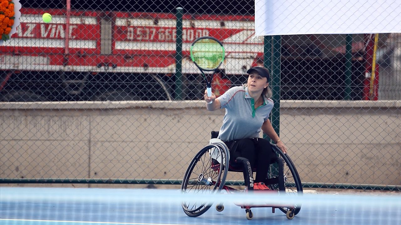Omurilik felçli milli tenisçi Ebru Sulak'ın hayali, engelli çocukları sporla tanıştırmak