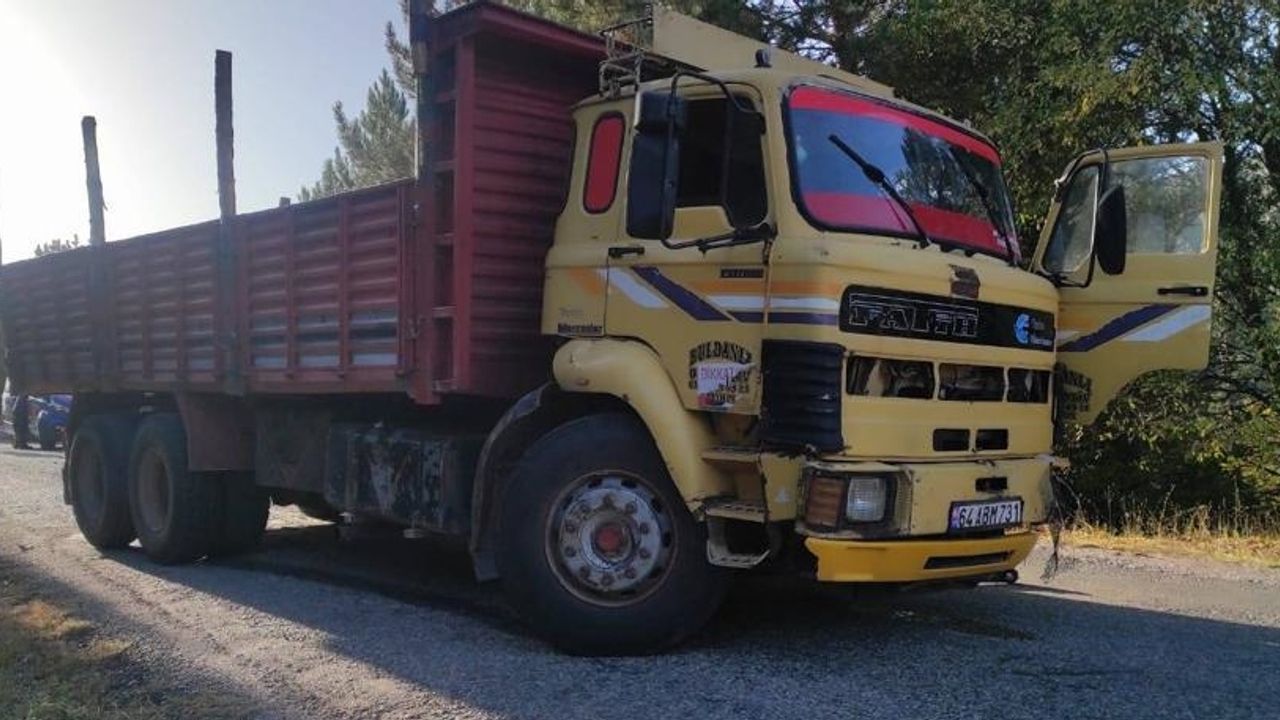 Uşak'ta kamyonla otomobilin çarpışması sonucu 1 kişi öldü, 3 kişi yaralandı