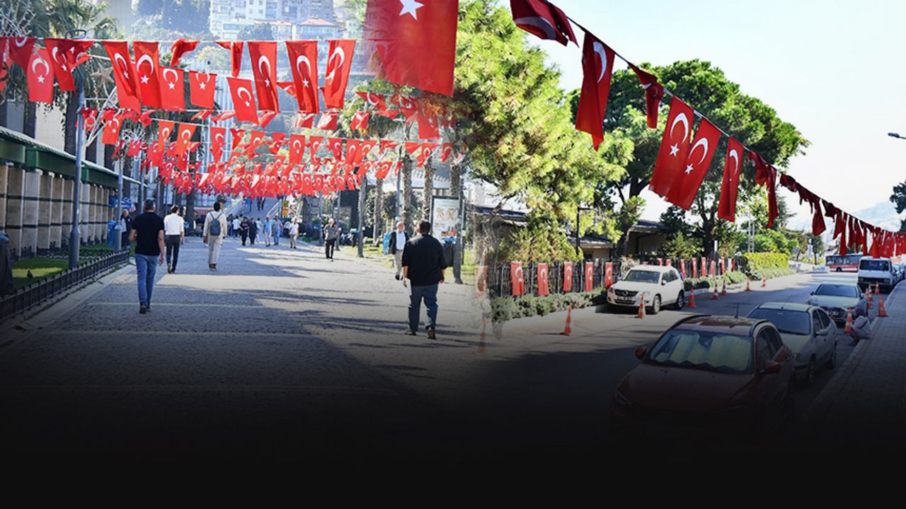 İzmir Cumhuriyet Bayramı için kırmızılar giyecek... Süsleme çalışmalarında 85 bin bayrak kullanıldı