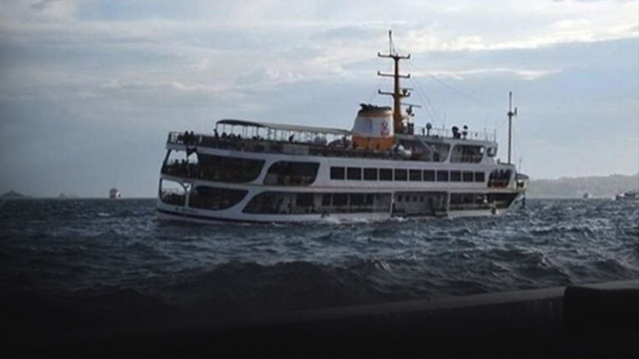 İzmir'de deniz ulaşımına fırtına engeli! Seferler iptal edildi