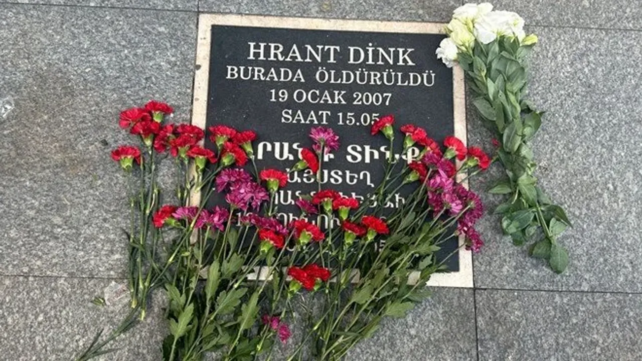 Sebat Apartmanı önüne Hrant Dink için karanfil bıraktılar