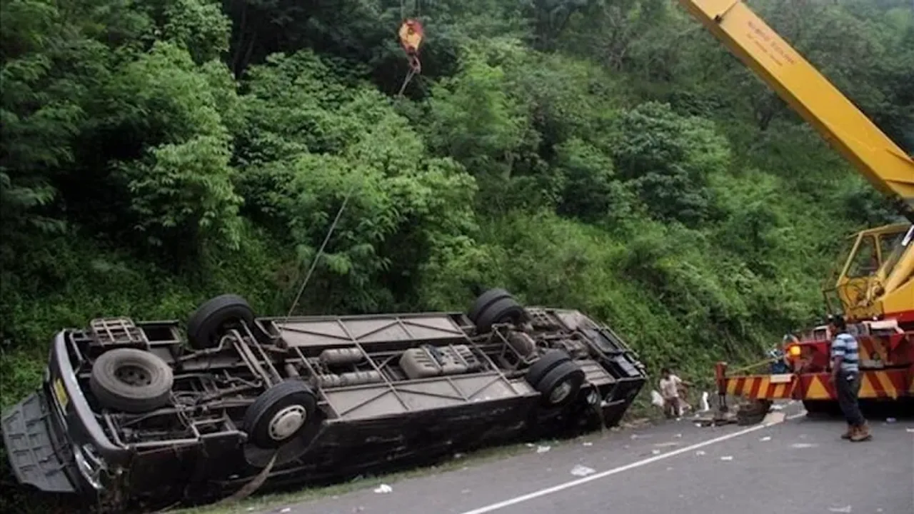 Otobüs kamyonla çarpıştı: 8 ölü, onlarca yaralı