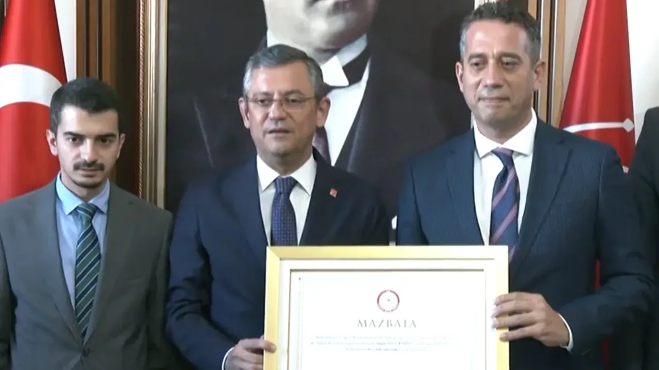 CHP Lideri Özgür Özel mazbatasını aldı!