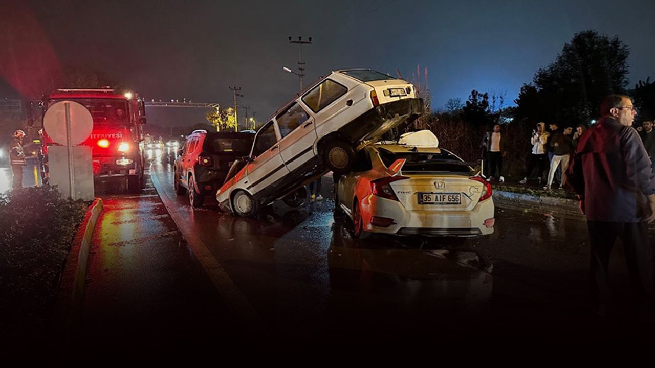 İzmir'de feci kaza! 3 otomobil birbirine girdi