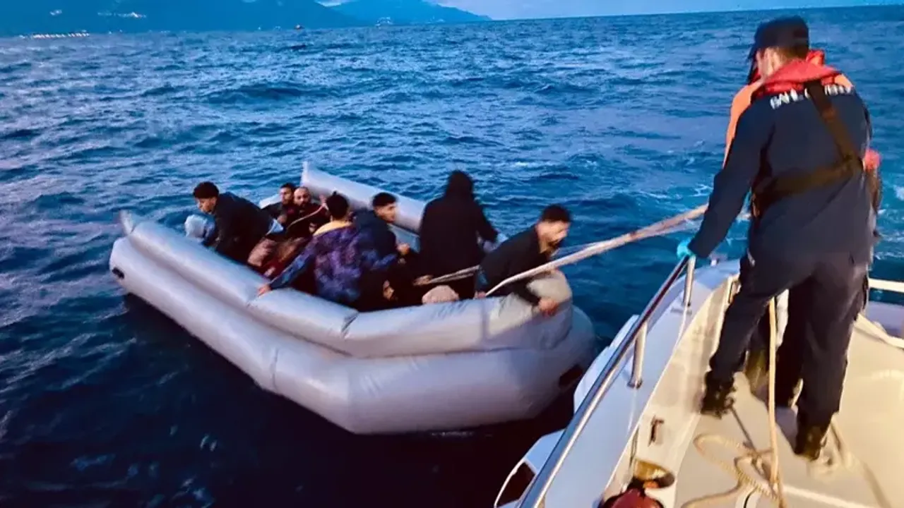 İzmir'de adada mahsur kalan 3 düzensiz göçmen kurtarıldı