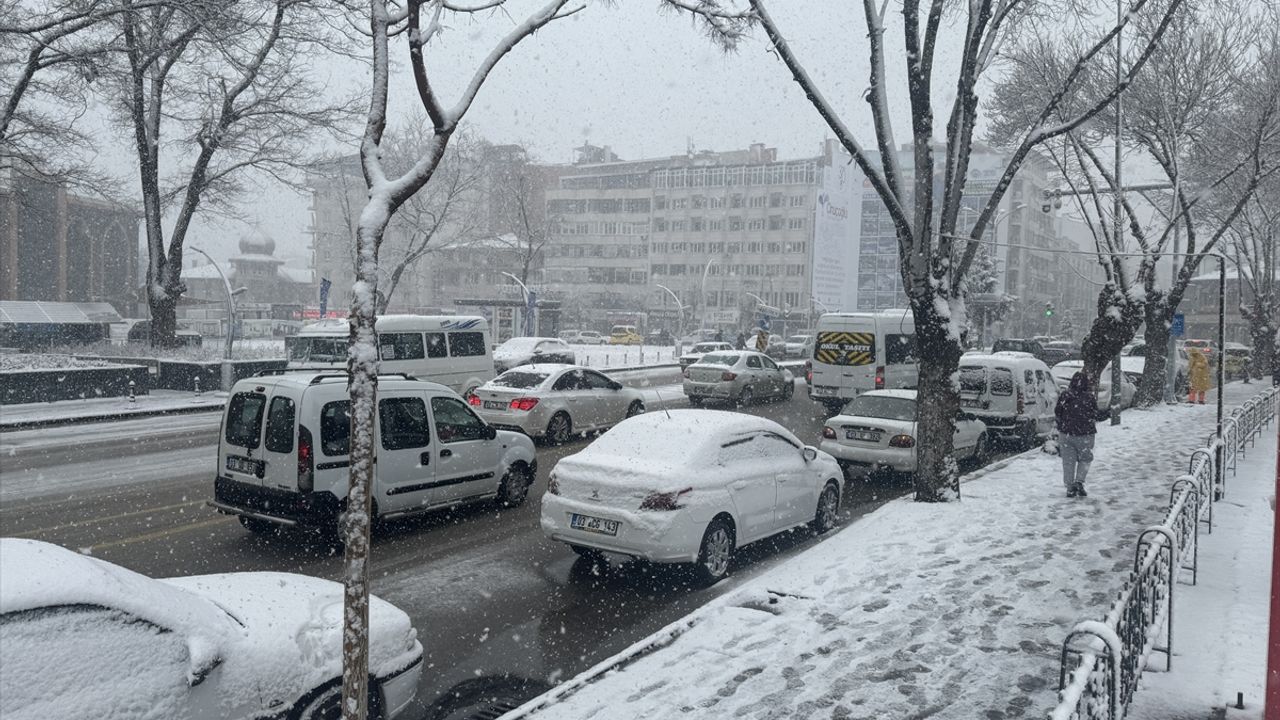 Afyonkarahisar'da kar etkili oldu... Cadde ve sokaklar beyaza büründü!