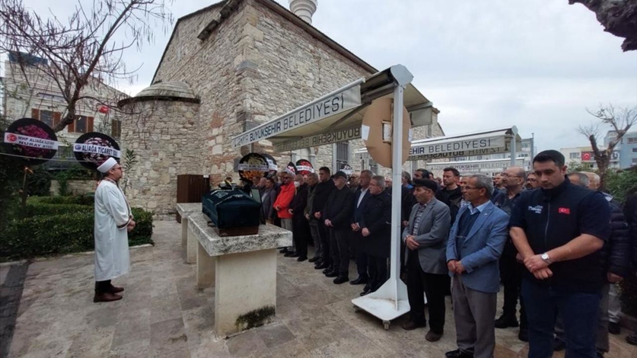 Gazeteci Erdal Çarboğa'nın cenazesi İzmir'de toprağa verildi