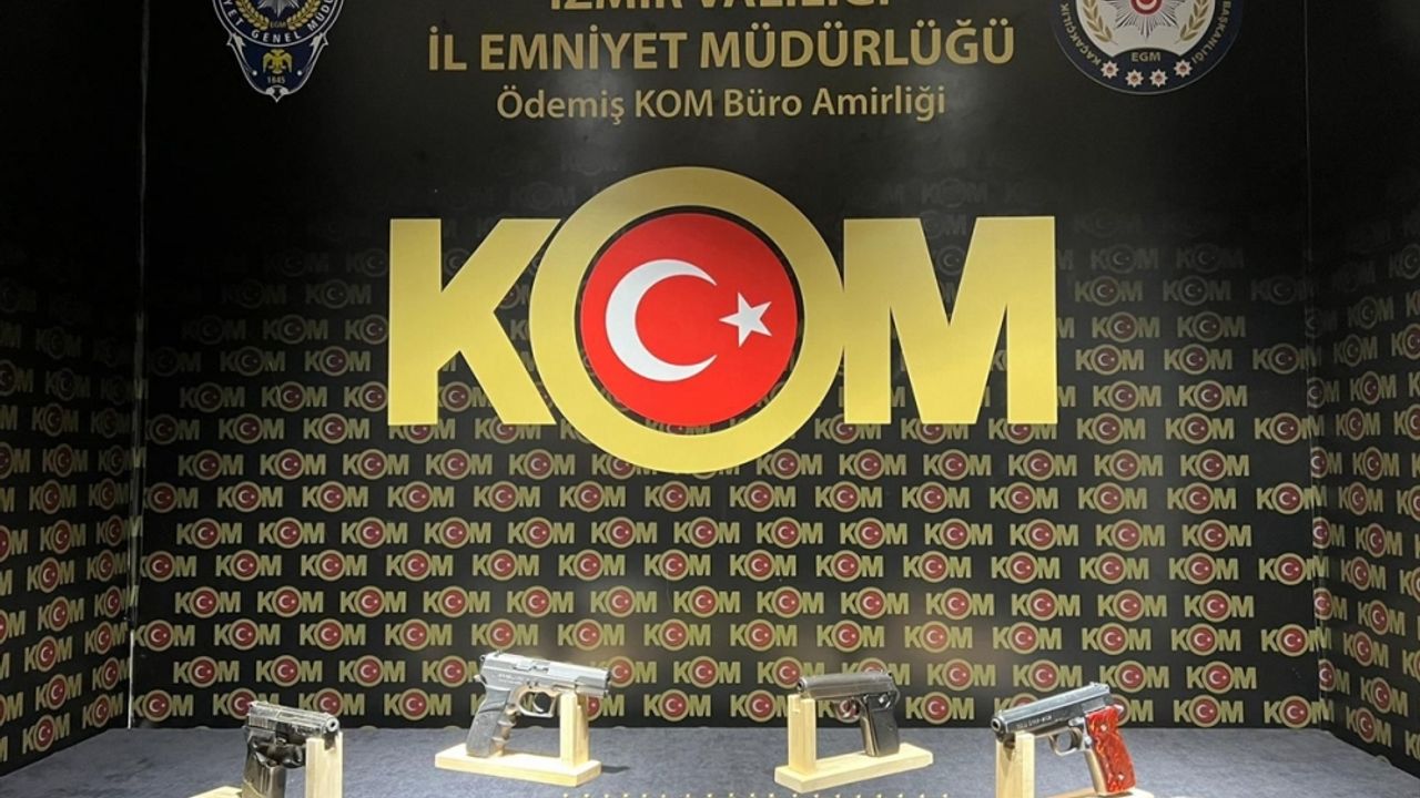 İzmir'de yasa dışı silah ticareti yaptığı belirlenen 3 şüpheli yakalandı
