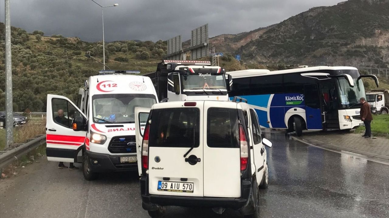 Söke'de yolcu otobüsüyle hafif ticari aracın çarpışması sonucu 2 kişi yaralandı