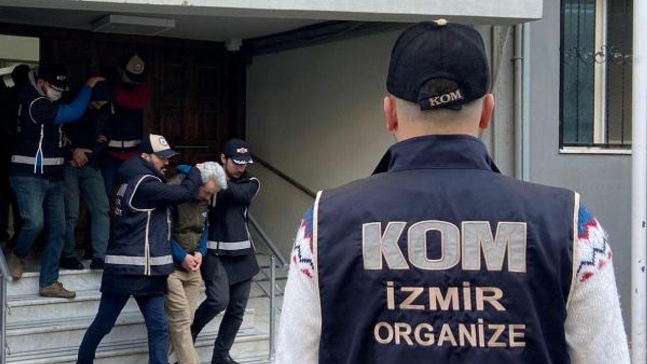 İzmir'de FETÖ'ye 4 tutuklama