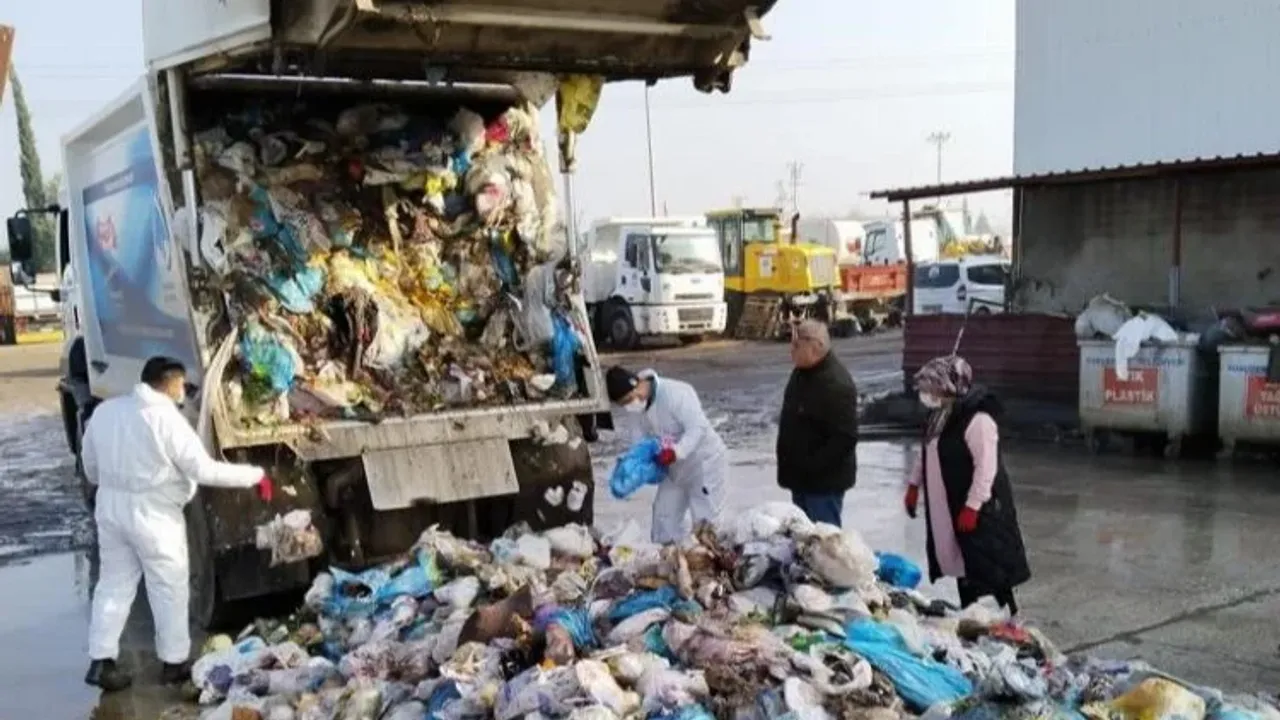 Manisa'da çöpe atılan altını belediye ekipleri buldu