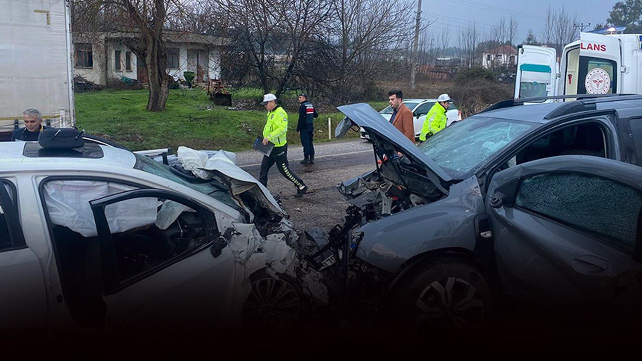İki otomobil çarpıştı... Feci kazada 2 kişi öldü 2 kişi ağır yaralandı