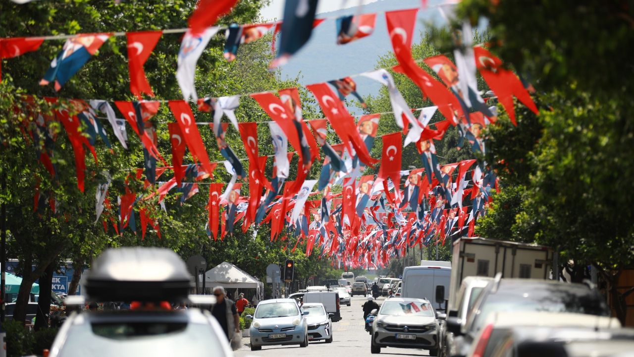 Selçuk'ta 23 Nisan coşkusu... Sokaklar bayraklarla donatıldı!