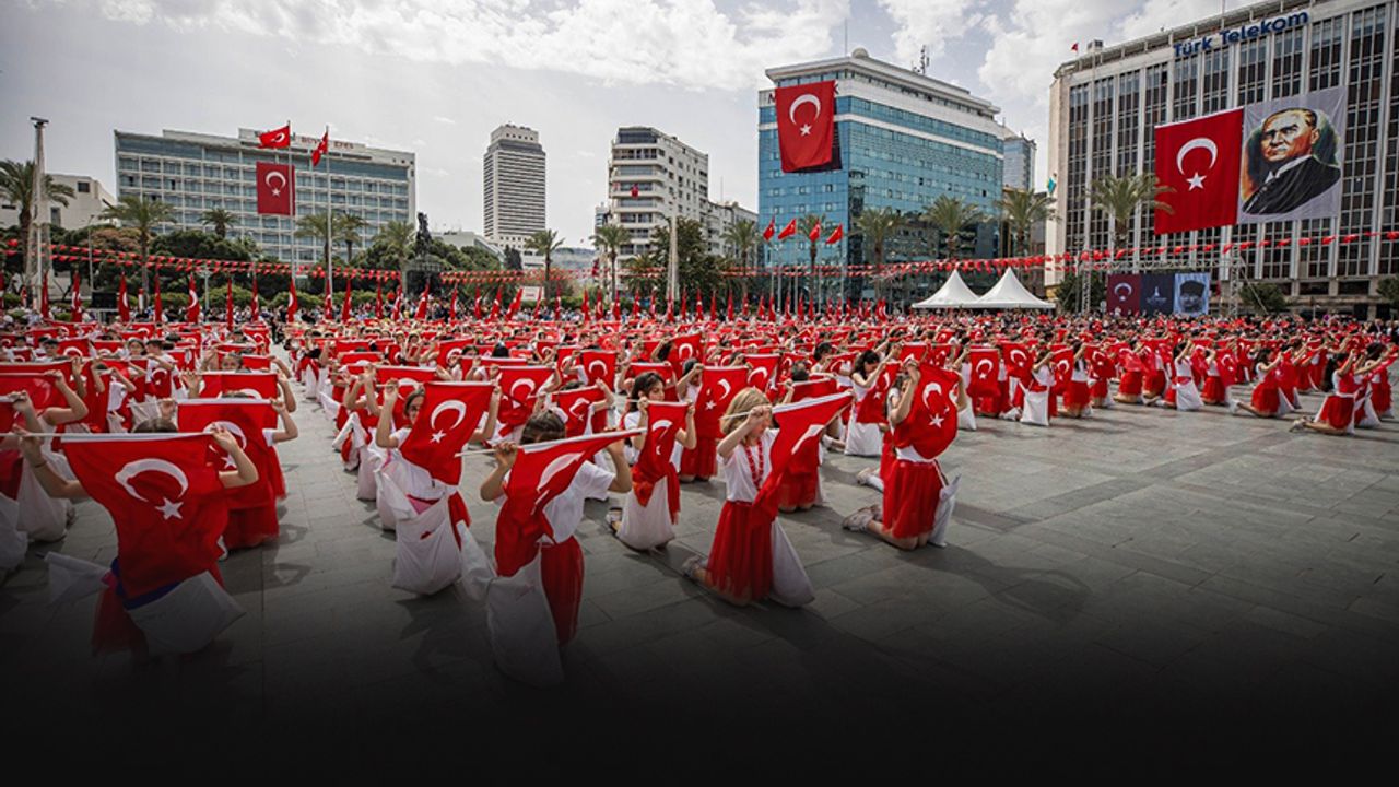 İzmir’de 23 Nisan coşkusu: Çocuklar için renkli kutlamalar