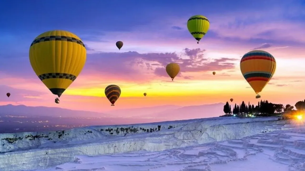 Sıcak hava balonlarıyla Pamukkale'de eşsiz manzara