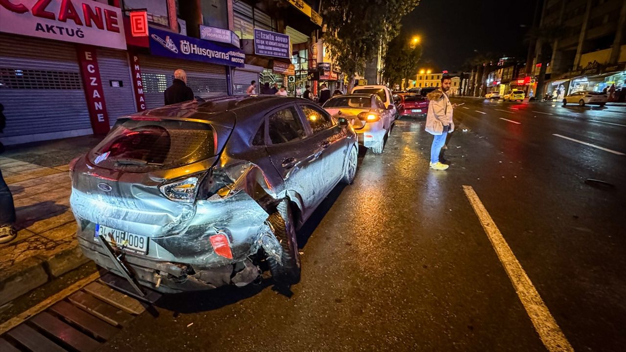 İzmir'de kaza sonucu 2 kişi yaralandı.