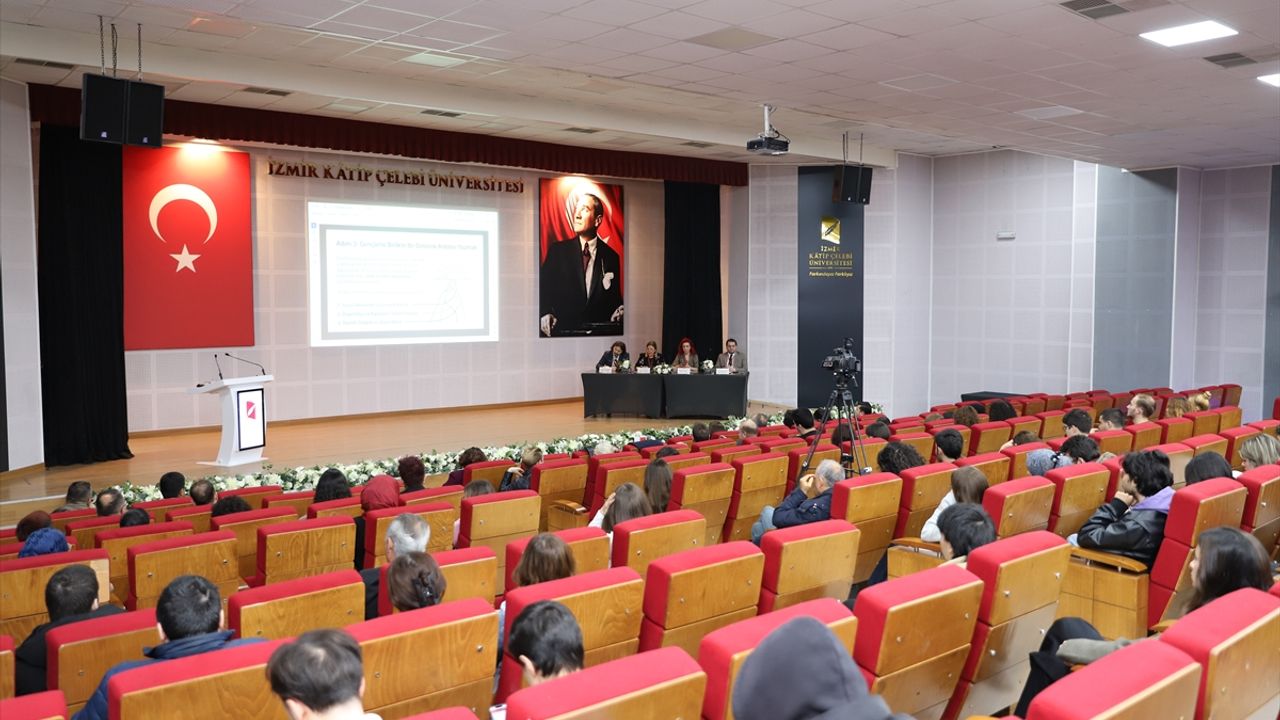 İzmir'de Z kuşağının siyasetle ilişkisi çalıştayda ele alındı