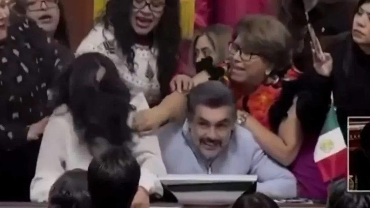 Meclis'te saç saça baş başa kavga: Arbede anı kamerada!