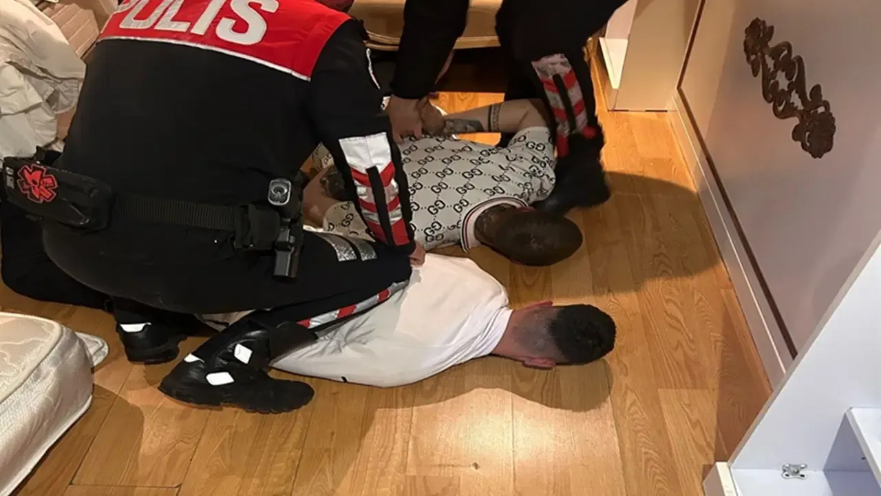 Polisten otel odasına baskın: 3 silah, onlarca mermi çıktı