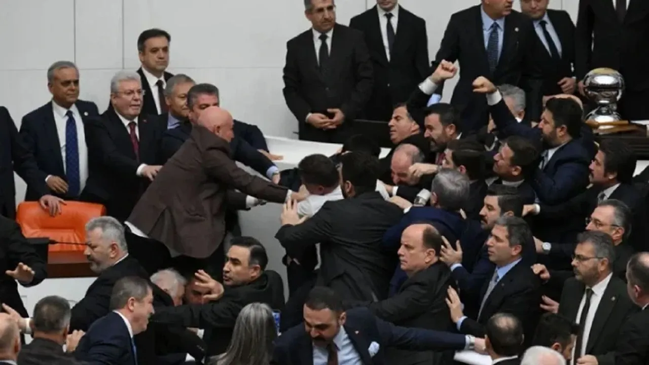 Meclis'te yumruklu kavga: Bakanlara gecikmeli yemin etti!