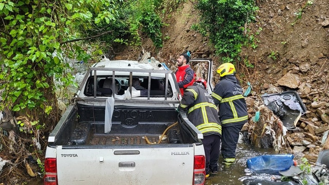 Dere yatağına devrilen pikaptaki 2 kişi yaralandı