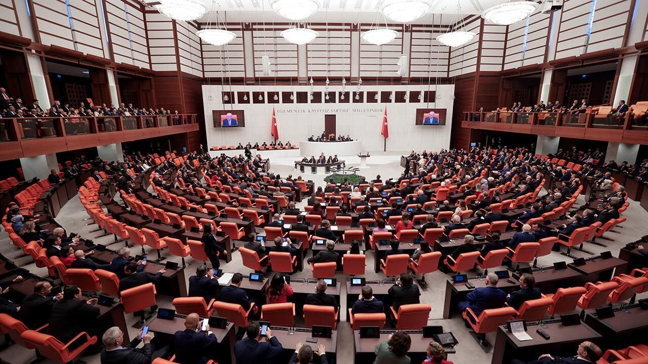 Özgür Özel ve 11 vekilin dokunulmazlık dosyası Meclis'te