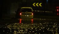 İzmir'i sağanak yağış vurdu! İş yerlerini su bastı... Yollar çöktü