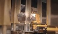 Depremde ağır hasar gören Torbalı Belediyesi binasında yıkım çalışmaları başladı