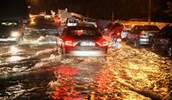 İzmir'de sağanak yağış hayatı felç etti! Sürücülere zor anlar yaşattı