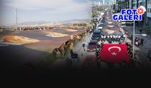İzmir Ata’sı için yürüdü: 350 metrelik posterle tarihi an