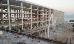 Menderes’te tartışmalara neden olmuştu... Otel inşaatının kaçak bölümlerine yıkım!