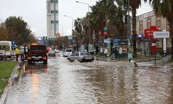 İzmir'de sağanak yağmur hayatı felç etti