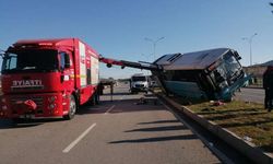 Kahramanmaraş'ta halk otobüsü, aydınlatma direğine çarptı: 12 yaralı