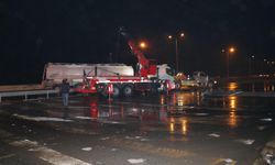 Direksiyon hakimiyetini kaybetti... Metrelerce sürüklenip yan yattı