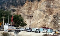 Toprak kaymasında 250 metre yükseklikten yuvarlanan kepçenin operatörü öldü