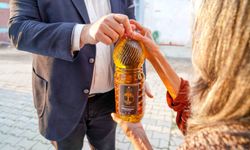 Seferihisar Belediyesi’nden dar gelirli vatandaşa her ay 2 litre zeytinyağı