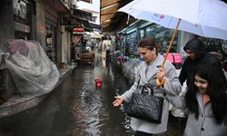 İzmir'i sağanak vurdu! Ev ve iş yerlerini su bastı