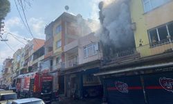 İzmir'de korkutan ev yangını! 2 kişi dumandan etkilendi