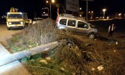 Hafif ticari araç, elektrik direğine çarptı; 1 ölü, 1 yaralı