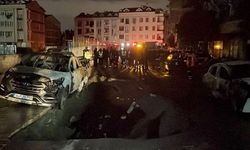 Zeytinburnu'nda doğalgaz borusu patladı: Yol çöktü, 4 araç yandı