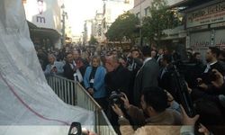 İnce, patlamada 8 kişinin öldüğü restoranın önüne karanfil bıraktı