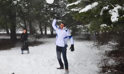 Manisa'da kar sevinci! Vatandaşlar kartopu oynadı