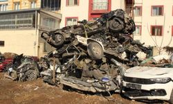 Deprem bölgesinde enkaz altında kalan araçlar üst üste konuldu