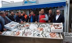 Balık mezadında depremzedeler için 233 bin lira gelir