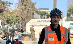 İzmir’den Hatay’a ‘iyilik’ elçisi! Bisikletiyle ‘umut’ dağıttı