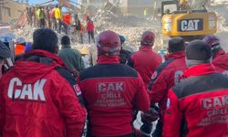Çiğli Belediyesi Arama Kurtarma Ekibi enkaz bölgesinde çalışmalarını sürdürüyor
