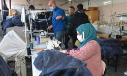 Öğretmen ve öğrenciler seferber oldu! İzmir'de üretilen battaniyeler depremzedeleri ısıtacak